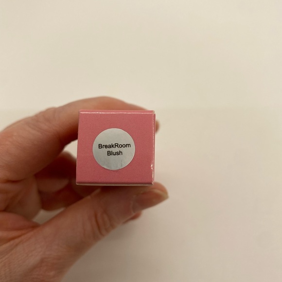 NWT BossGloss Lip Gloss in BreakRoom Blush (sparkly pink) 0.5 ml Full Size - Picture 5 of 8